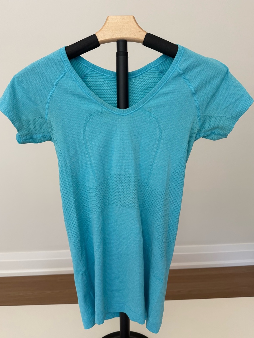 Lululemon Swiftly Tech Short Sleeve V-Neck -  Size 4 - blue